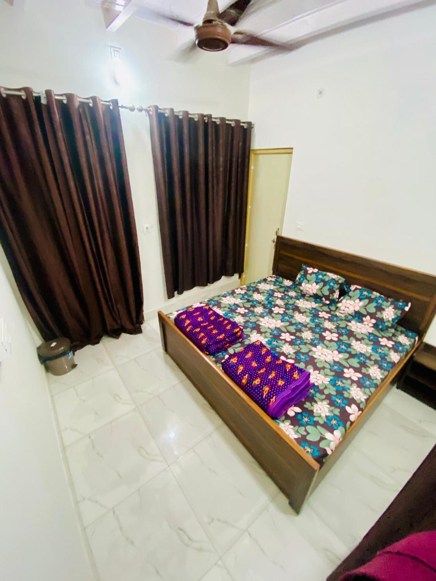 Nirupam Sadan Homestay Vrindavan Exterior photo