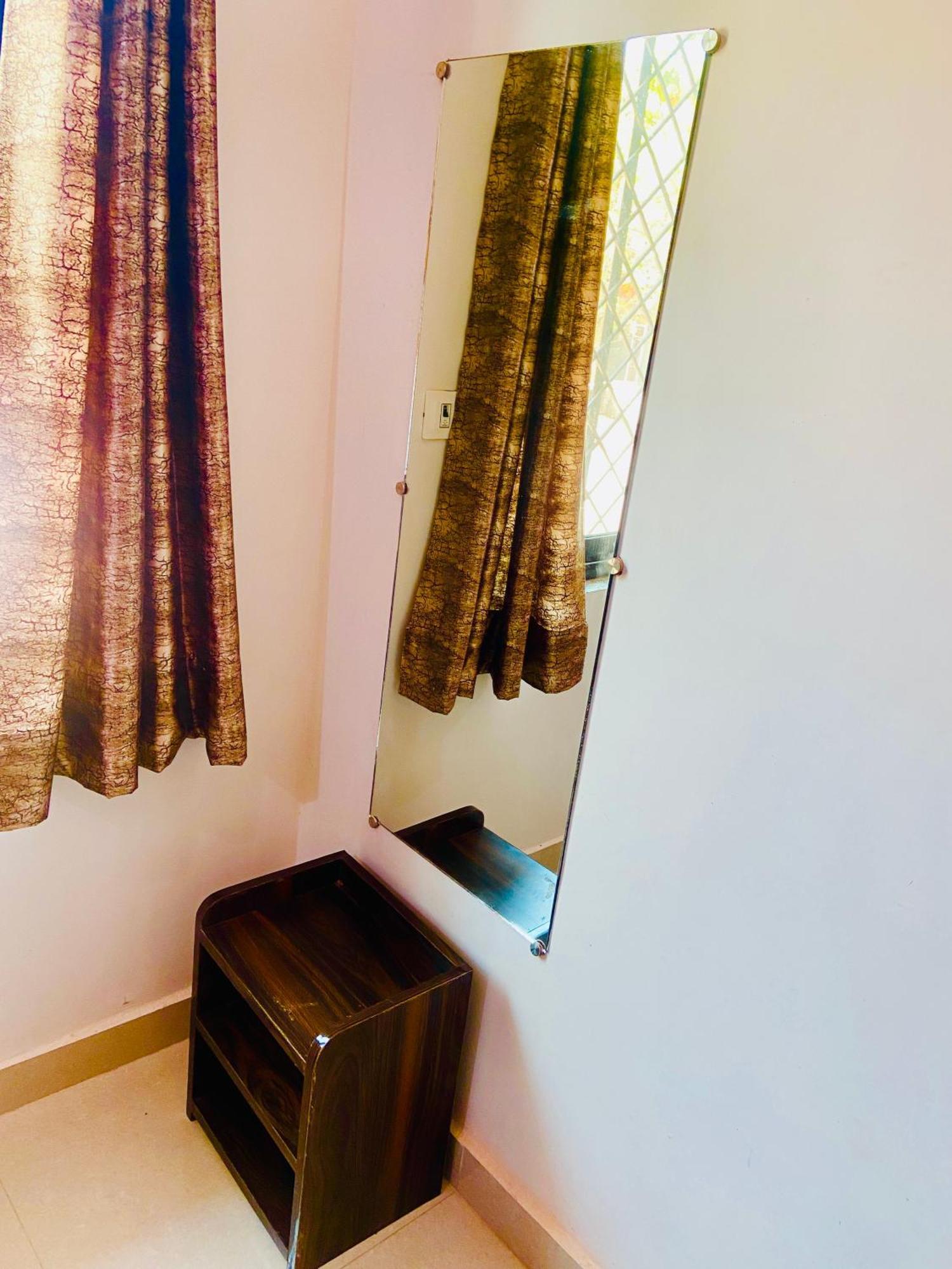 Nirupam Sadan Homestay Vrindavan Exterior photo